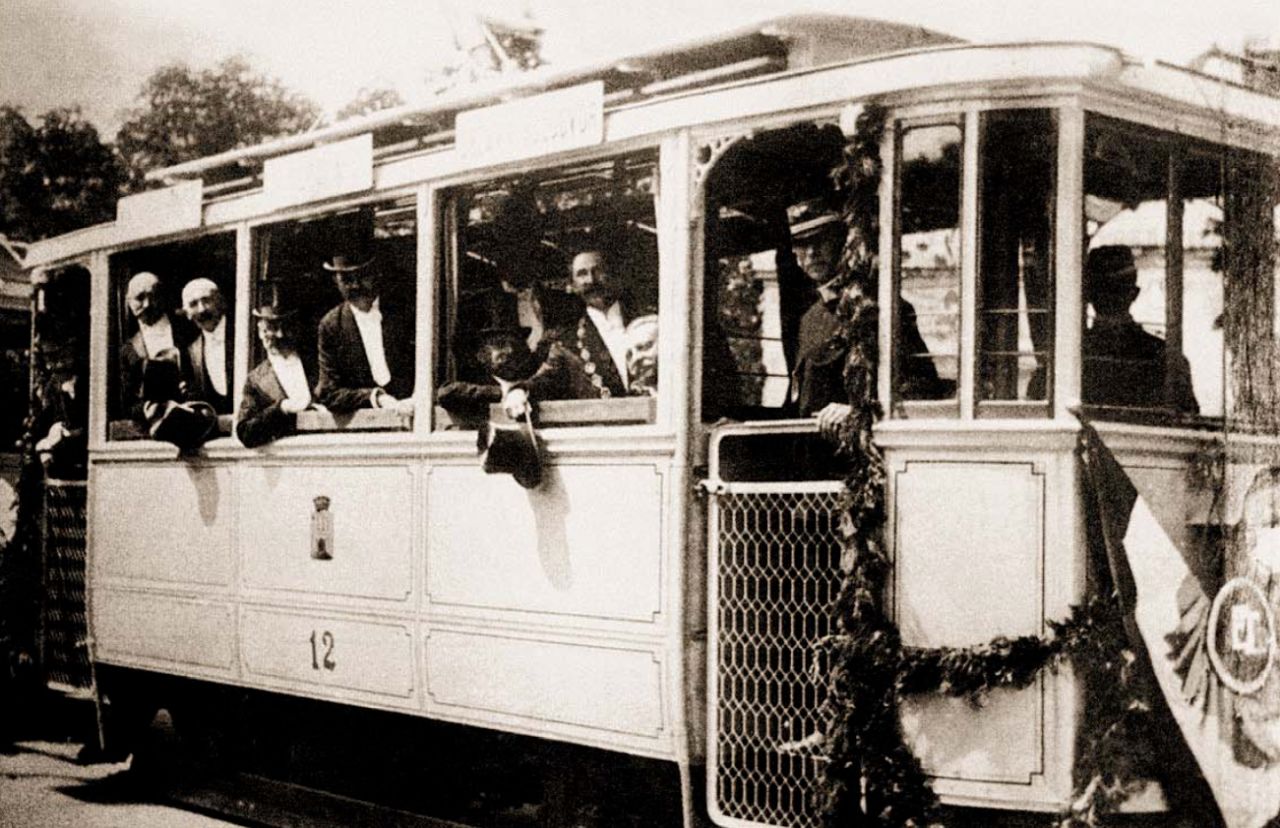 Tramvaj (ZET) Janko Holjac otvara  mrežu električnih tramvaja u zagrebu 1910. godine